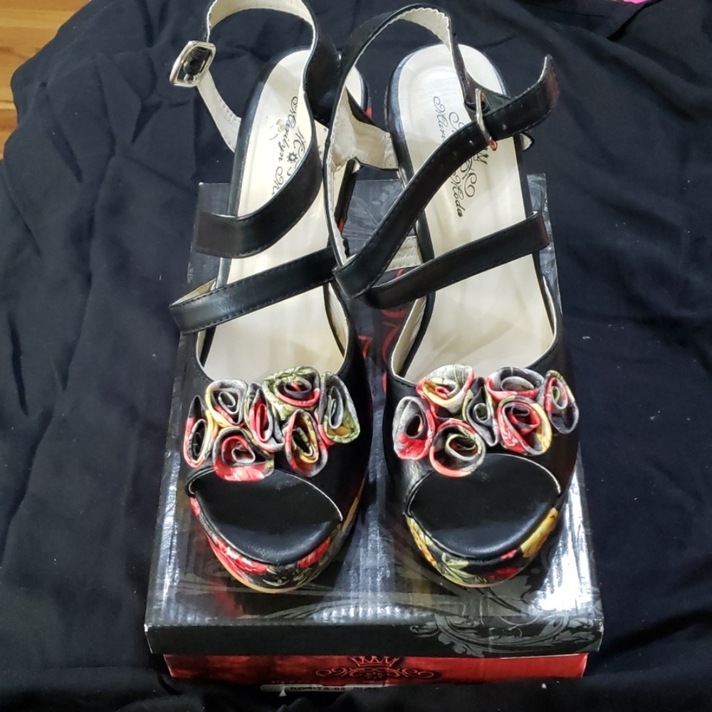 Wedge flowered print sandal multicolor